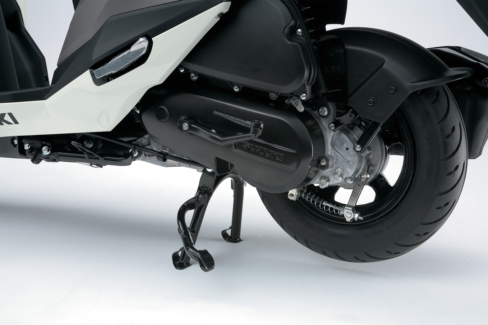 Avenis_125_M3_CenterStand